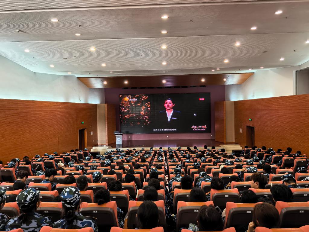 我校组织师生集中收看《英雄,永不谢幕》大思政课
