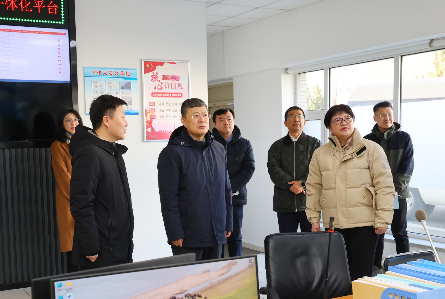 学校领导看望走访留校学生和春节期间在岗值班人员